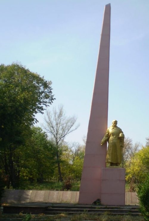 с. Подорожное Светловодского р-на. Памятник, установленный на братской могиле, в которой похоронено 280 советских воинов.