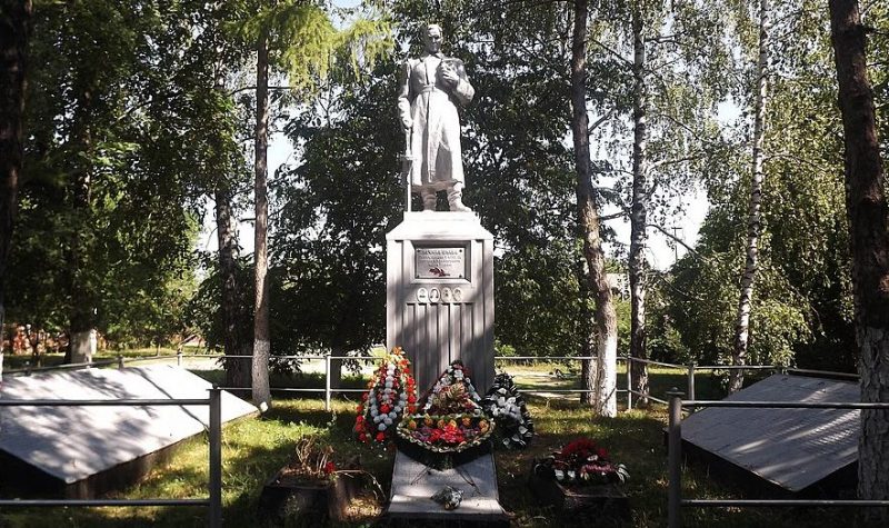 п. Капитановка Новомиргородского р-на. Памятник, установленный на братской могиле, в которой похоронено 182 советских воинов.