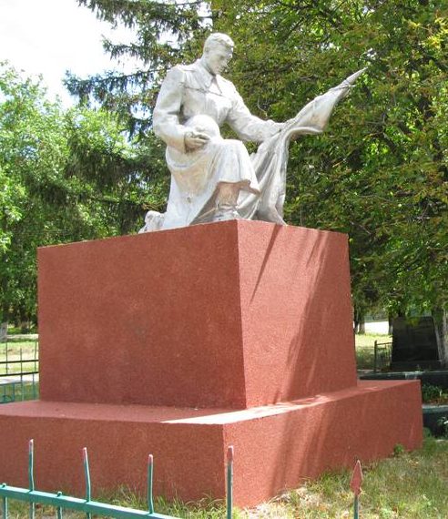 Памятник на братской могиле, в которой похоронено 214 советских воинов.