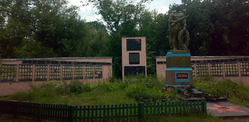 с. Коробчино Новомиргородского р-на. Памятник, установленный на братской могиле, в которой похоронено 6 советских воинов.