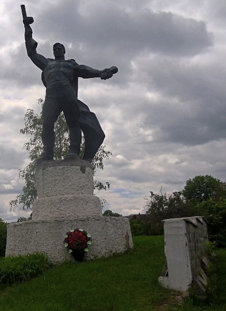 с. Михайловка Александровского р-на. Памятник, установленный на братской могиле, в которой похоронено 369 советских воинов.