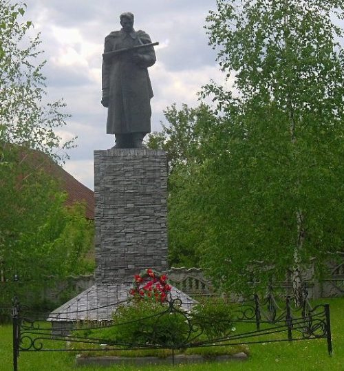 с. Михайловка Александровского р-на. Памятник, установленный на братской могиле, в которой похоронено 11 советских воинов,