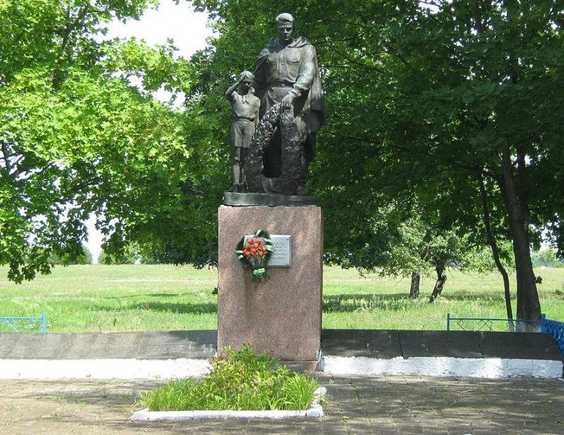 с. Гармановка Компанеевского р-на. Памятник, установленный на братской могиле, в которой похоронено 17 советских воинов и памятный знак воинам-землякам.