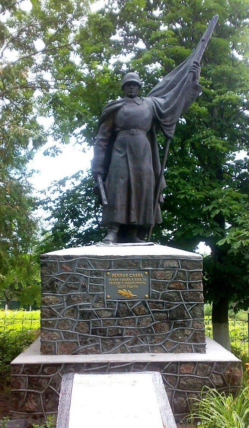 с. Листопадово Новомиргородского р-на. Памятник, установленный на братской могиле, в которой похоронено 36 советских воинов.