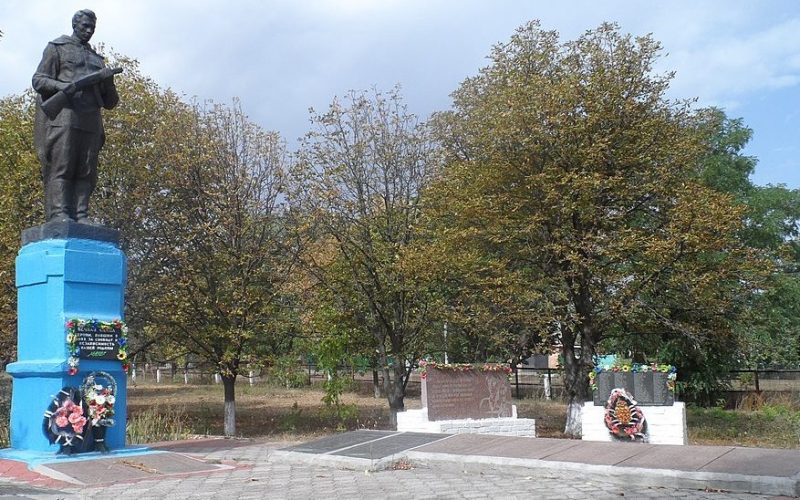 с. Губовка Компанеевского р-на. Памятник, установленный на братской могиле, в которой похоронено 141 советский воин.