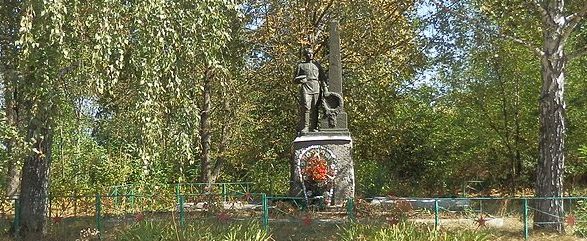 с. Плешки Александровского р-на. Памятник, установленный на братской могиле, в которой похоронено 128 советских воинов.