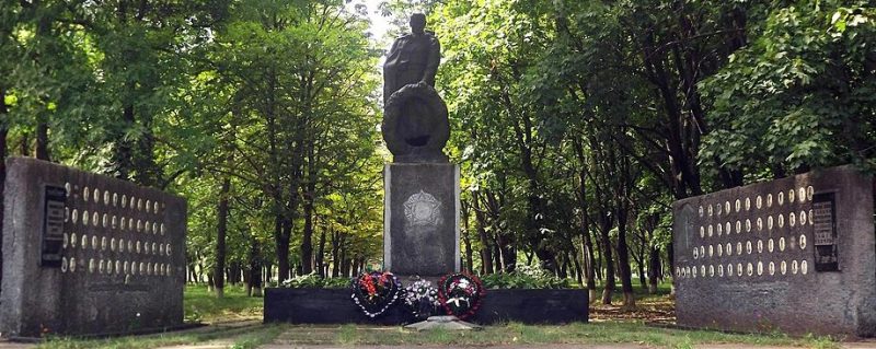 с. Мартоноша Новомиргородского р-на. Памятник, установленный на братской могиле, в которой похоронено 38 советских воинов.