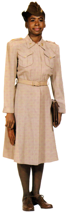 Офицер WAC в зимнем дежурном костюме из серовато-розовой шерстяной ткани.