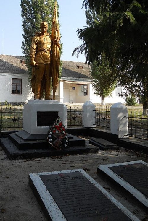 с. Зеленое Компанеевского р-на. Памятник, установленный на братской могиле, в которой похоронен 71 советский воин и памятный знак воинам-землякам.
