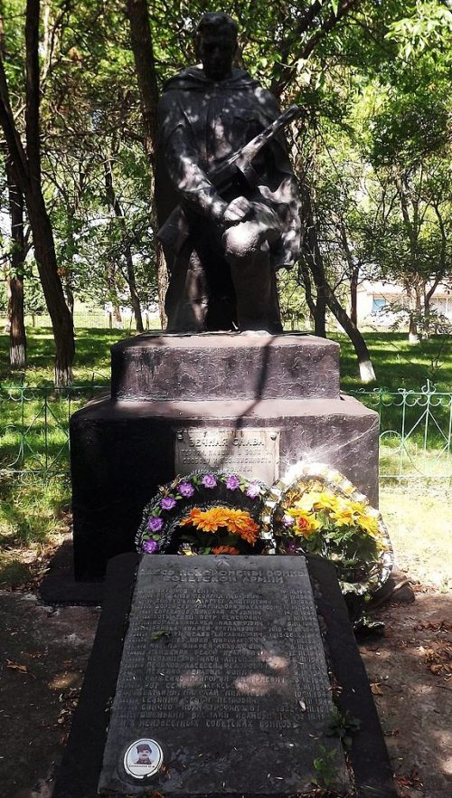 с. Мартоноша Новомиргородского р-на. Памятник, установленный на братской могиле, в которой похоронено 32 советских воинов.