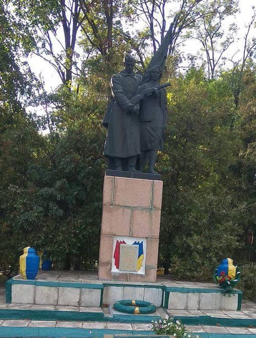 п. Компанеевка. Памятник, установленный на братской могиле, в которой похоронено 43 советских воина.