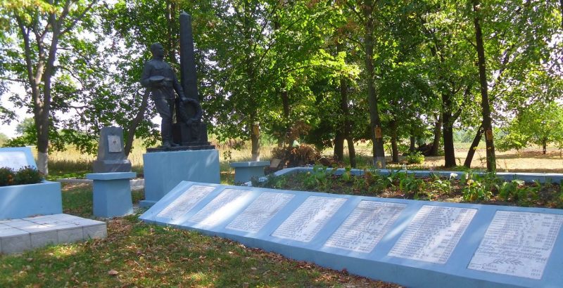 с. Цветное Александровского р-на. Мемориал, установленный на братской могиле, в котором похоронен 151 советский воин, погибший при освобождении села.