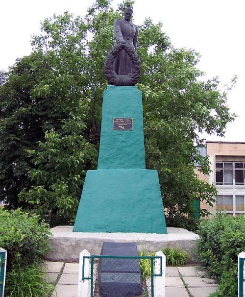 г. Новомиргород. Памятник, установленный на братской могиле, в которой похоронено 56 советских воинов.