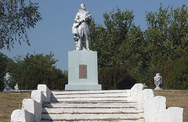 с. Лозоватка Компанеевского р-на. Памятник, установленный на братской могиле, в которой похоронено 16 советских воинов.