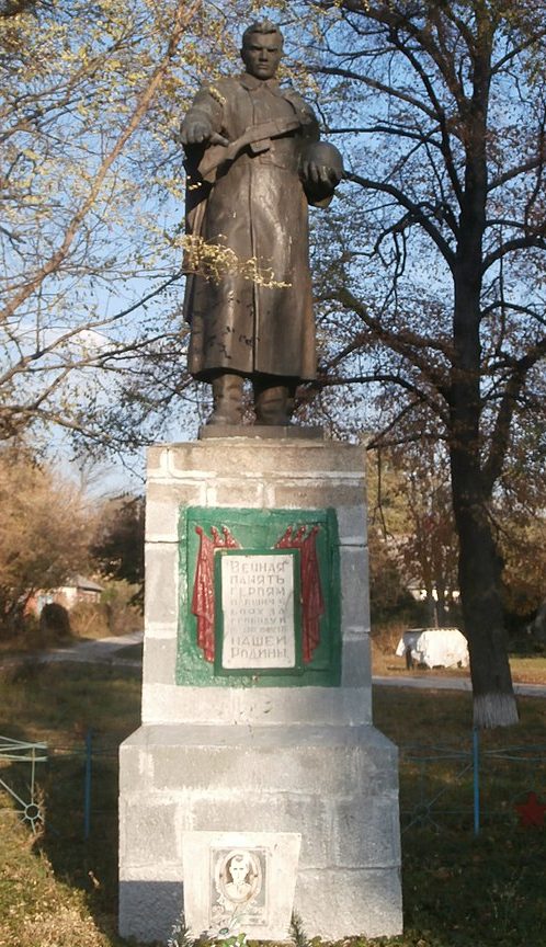 с. Таловая Балка Светловодского р-на. Памятник, установленный на братской могиле, в которой похоронено 47 советских воинов. 