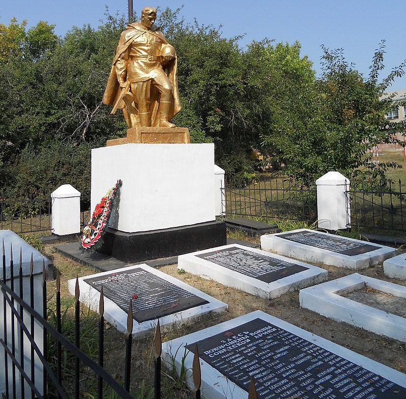 с. Марьевка Компанеевского р-на. Памятник, установленный на братской могиле, в которой похоронено 136 советских воинов.