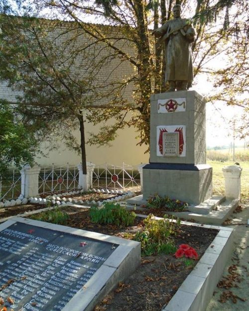 с. Федорки Светловодского р-на. Братская могила 87 советских воинов.
