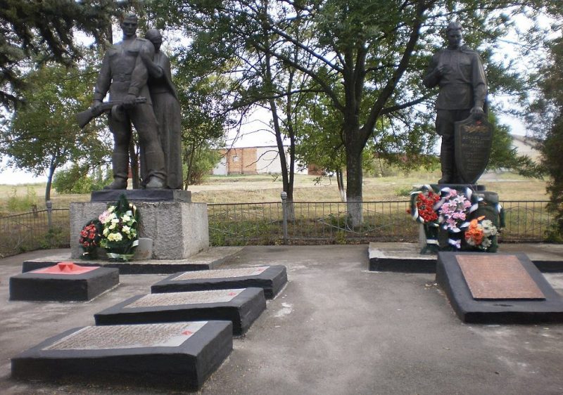с. Первомайка Компанеевского р-на. Памятник, установленный на братской могиле, в которой похоронено 24 советских воинов и памятный знак воинам-землякам.