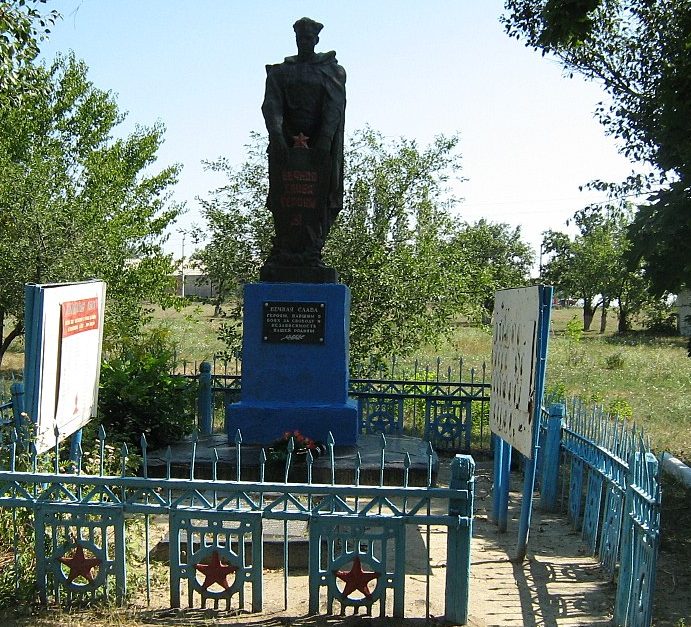 с. Петровка Компанеевского р-на. Памятник, установленный на братской могиле, в которой похоронено 15 советских воинов и памятный знак воинам-землякам.