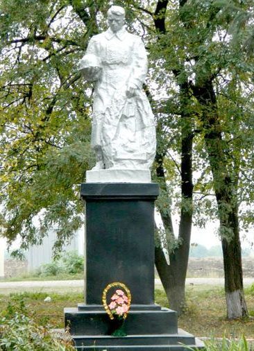  с. Станиславово Ульяновского р-на. Братская могила 67 партизан соединения Героя Советского Союза, генерал-майора Михаила Наумова, погибших в 1943 году. 