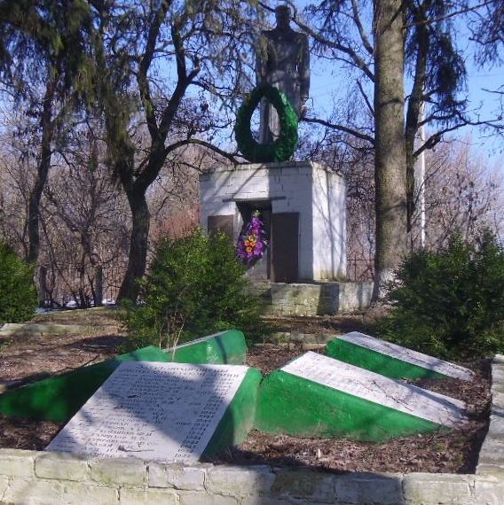 с. Ясиноватка Александровского р-на. Памятник односельчанам, погибшим на войне.