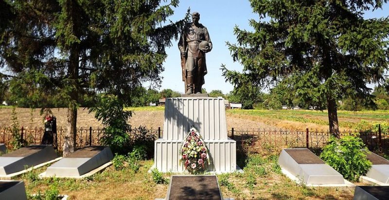 с. Оситняжка Новомиргородского р-на. Памятник, установленный на братской могиле, в которой похоронено 197 советских воинов.