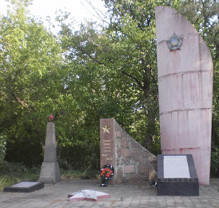 с. Раздолье Компанеевского р-на. Братская могила 3 советских воинов и памятный знак воинам-землякам. 