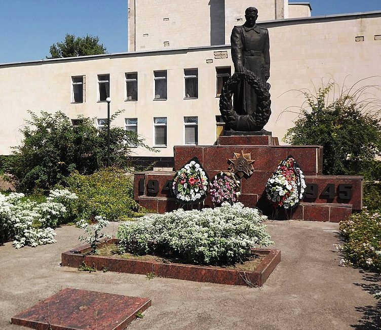 с. Панчево Новомиргородского р-на. Памятник, установленный на братской могиле, в которой похоронено 156 советских воинов. 