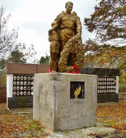 с. Червоновершка Компанеевского р-на. Памятник, установленный на братской могиле, в которой похоронено 92 советских воинов и памятный знак воинам-землякам.