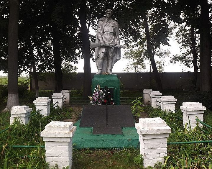 с. Прищеповка Новомиргородского р-на. Памятник, установленный на братской могиле, в котором похоронено 40 советских воинов.