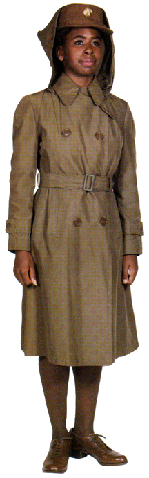 Военнослужащая во всепогодном рабочем пальто из саржевого материала оливково-серого цвета с подкладкой и капюшоном на пуговицах. 