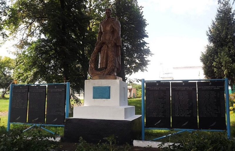 с. Тишковка Новомиргородского р-на. Памятник, установленный на братской могиле, в которой похоронено 402 советских воина.