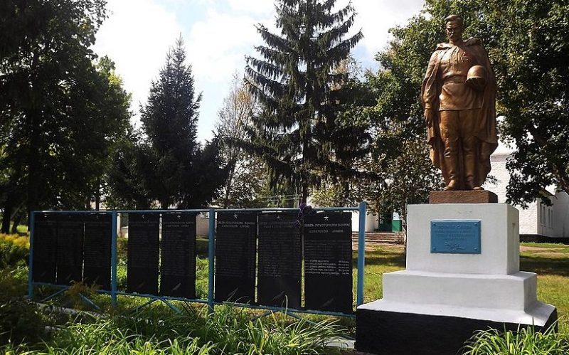 с. Тишковка Новомиргородского р-на. Памятник, установленный на братской могиле, в которой похоронено 336 советских воина.