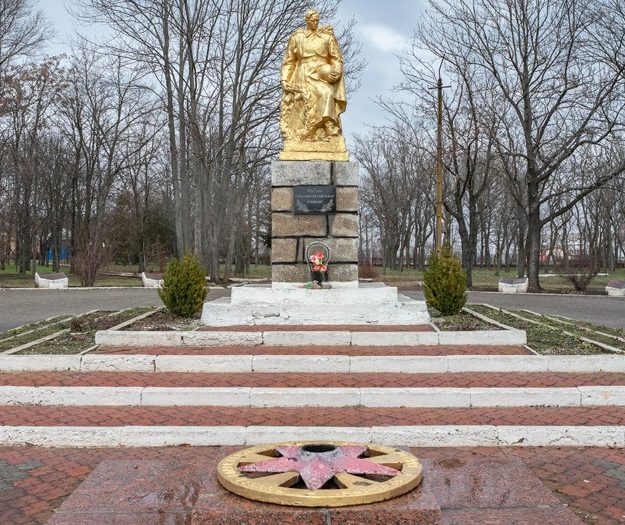 г. Бобринец. Братская могила советских воинов, погибших при освобождении города. 