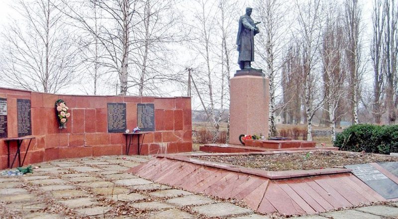 с. Веселовка Кропивницкого р-на. Памятник, установленный на братской могиле, в которой похоронено 33 советских воинов.