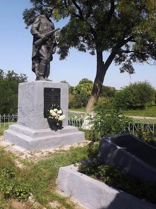 с. Турия Новомиргородского р-на. Памятник, установленный на братской могиле, в которой похоронен 191 советский воин.