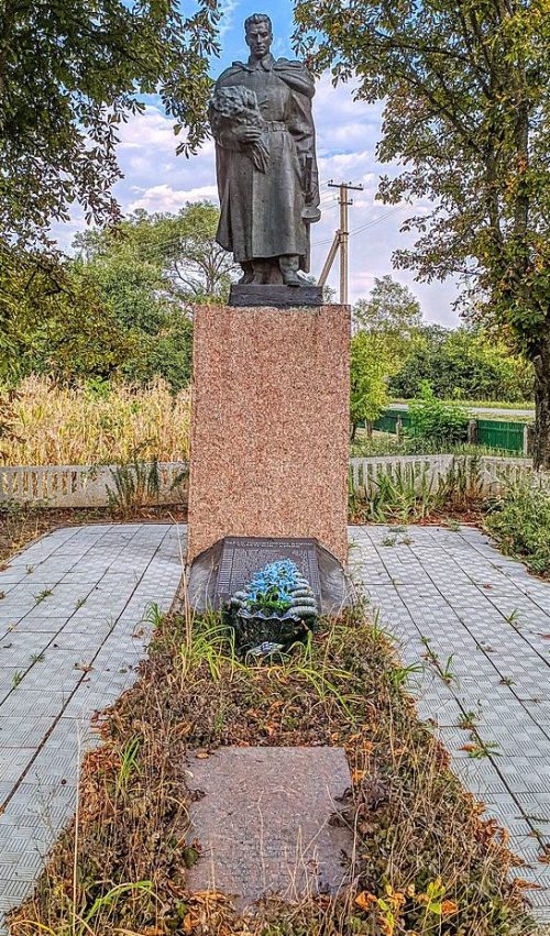 с. Вишняковка Кропивницкого р-на. Памятник, установленный на братской могиле, в которой похоронено 382 советских воина.