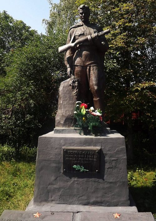 с. Турия Новомиргородского р-на. Памятник, установленный на братской могиле, в которой похоронено 1617 советских воинов.