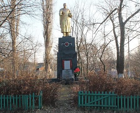 с. Грузское (Кировое) Бобринецкого р-на. Памятник, установленный на братской могиле, в которой похоронено 7 советских воинов. 