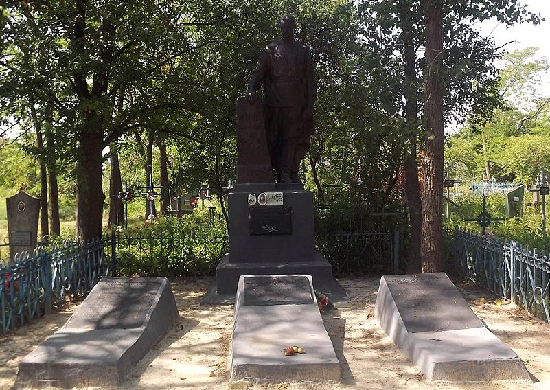 с. Турия Новомиргородского р-на. Памятник, установленный на братской могиле, в которой похоронен 851 советский воин.