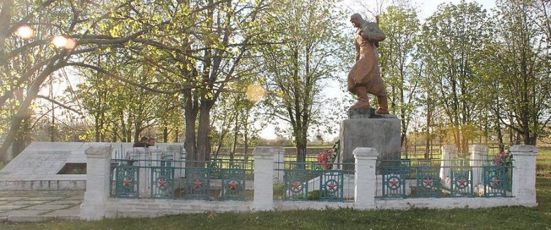 с. Кетрисановка Бобринецкого р-на. Памятник, установленный на братской могиле, в которой похоронено 19 советских воинов и памятный знак воинам-землякам.