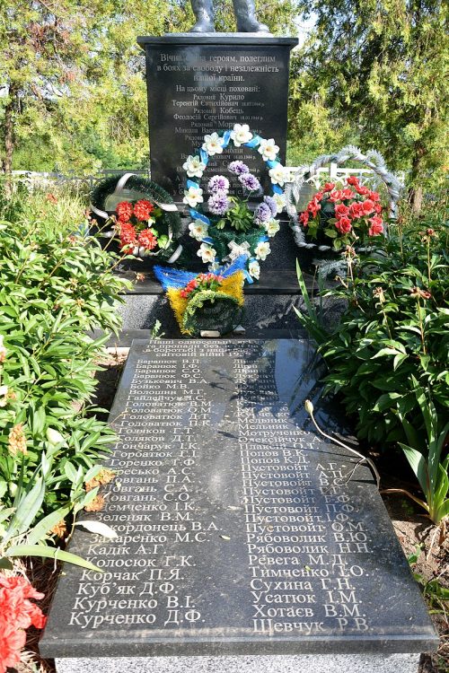 с. Бугово Гайворонского р-на. Братская могила 14 советских воинов.
