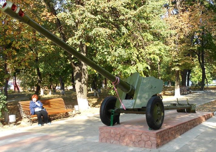 Памятник-пушка в парке Победы.