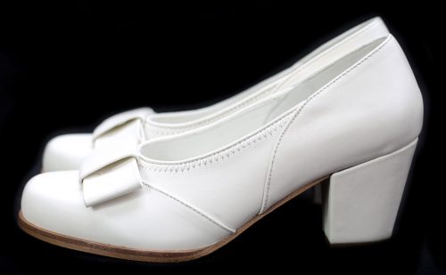 Кожаные белые туфли-лодочки с каблуком.