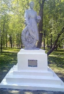Памятники у братских могил. 