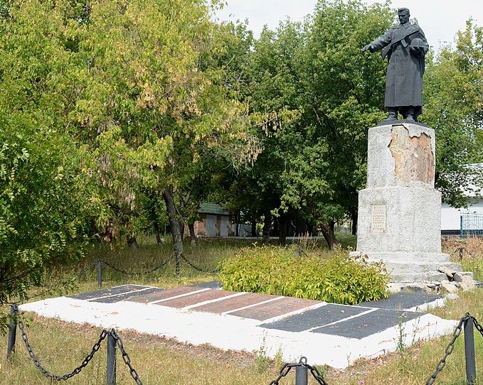 с. Высокие Байраки Кропивницкого р-на. Памятник, установленный на братской могиле, в которой похоронено 127 советских воинов.