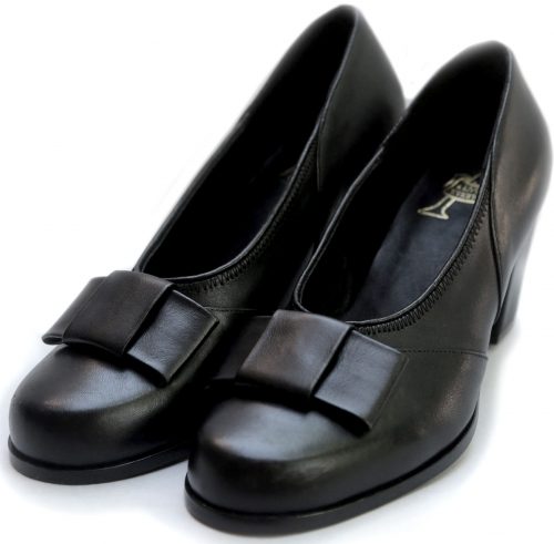 Кожаные черные туфли-лодочки с каблуком.