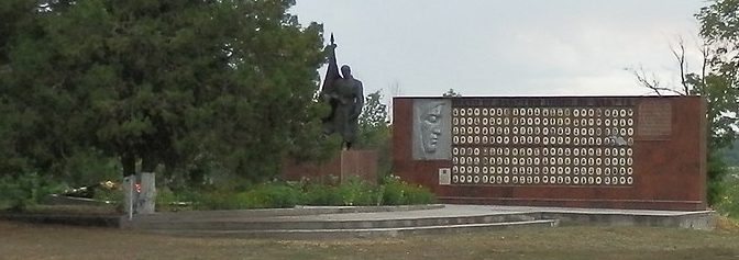 с. Калиновка Кропивницкого р-на. Мемориал, установленный на братской могиле, в которой похоронено 47 советских воинов. 