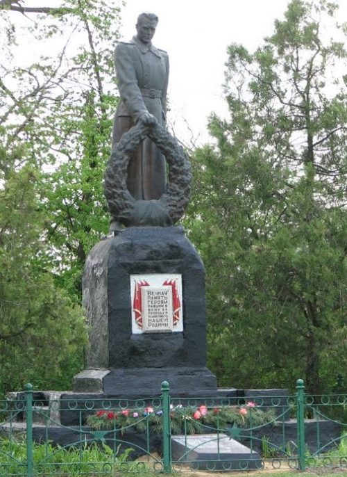 с. Клинцы Новоукраинскогор р-на. Памятник погибшим воинам.