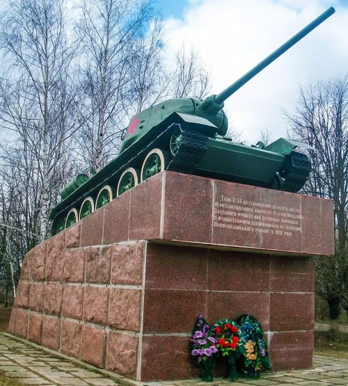 г. Новоукраинка. Памятник-танк Т-34.